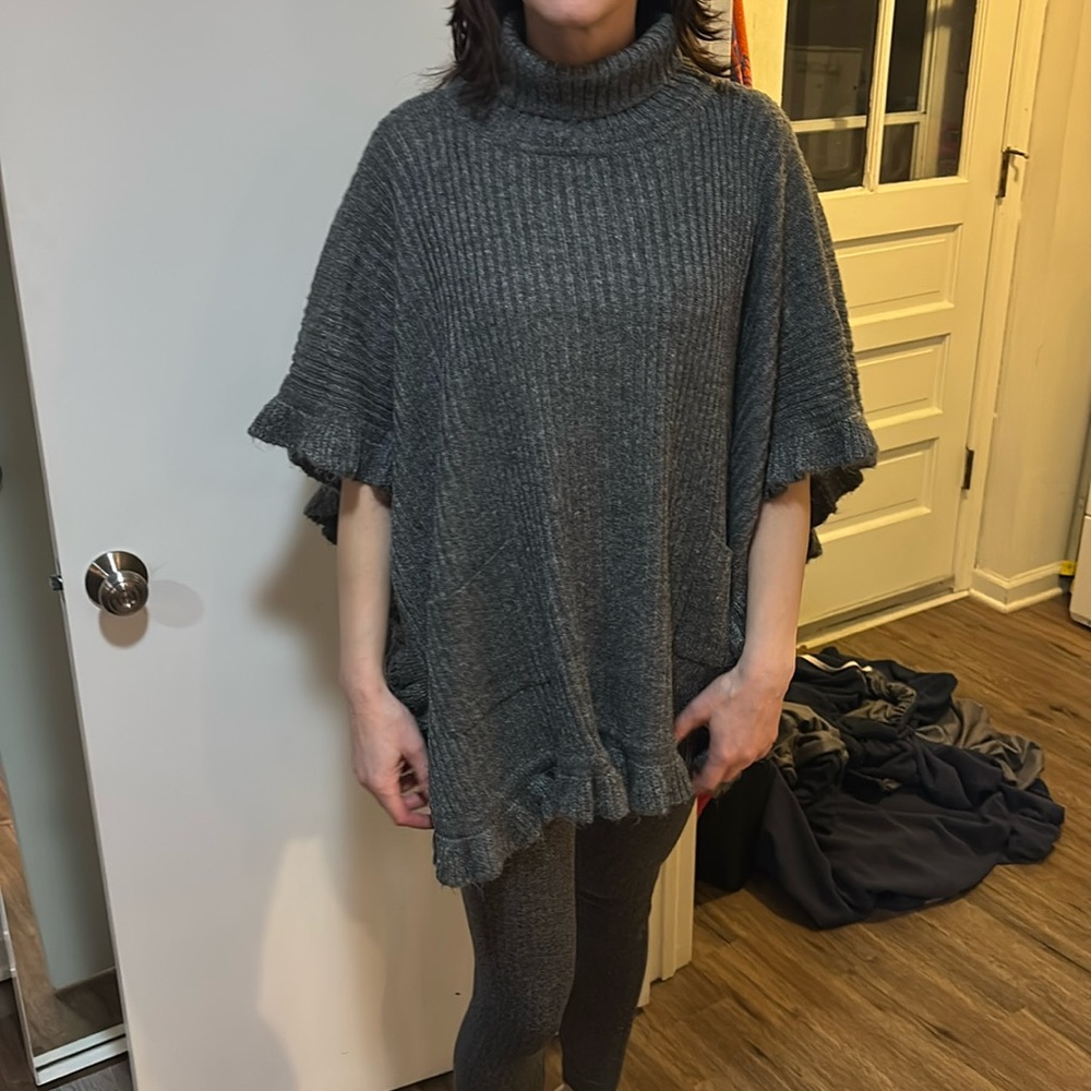 Women’s grey cape turtleneck with front pockets (one size)